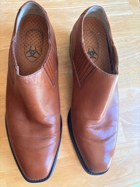 Ariat women’s 8.5B Slip-On Leather Loafers in Cognac Brown